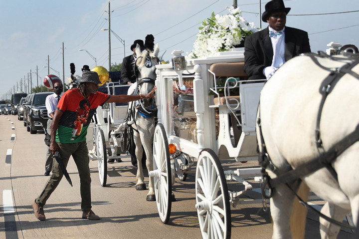 Mendiang George Floyd dimakamkan di pemakaman Houston Memorial Gardens di Pearland, Texas, Selasa, 9 Juni 2020 waktu setempat. Warga AS keturunan Afrika tersebut dimakamkan di samping pusara ibunya.