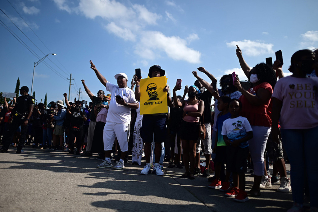 Kematian pria berusia 46 tahun tersebut telah memicu protes global terhadap kebrutalan dan rasisme polisi. 