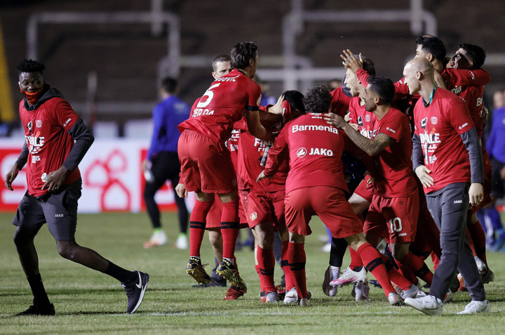 Bayer Leverkusen melaju ke final Piala Jerman usai menundukkan tim kasta keempat FC Saarbruecken dengan skor telak 3-0 dalam laga semifinal di Stadion Hermann Neuberger, Voelklingen, pada Rabu, 10 Juni 2020 dini hari WIB.