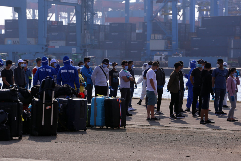 Evakuasi dilakukan melalui standar protokol kesehatan oleh tim satuan tugas dan sesampainya di dermaga mereka langsung disemprot disinfektan, baik terhadap tubuh maupun barang bawaan milik ABK. Barang-barang bawaan ABK itu sebelumnya juga dipindai sinar X oleh tim Bea Cukai dan Polisi Militer Pangkalan Utama TNI AL III/Jakarta.