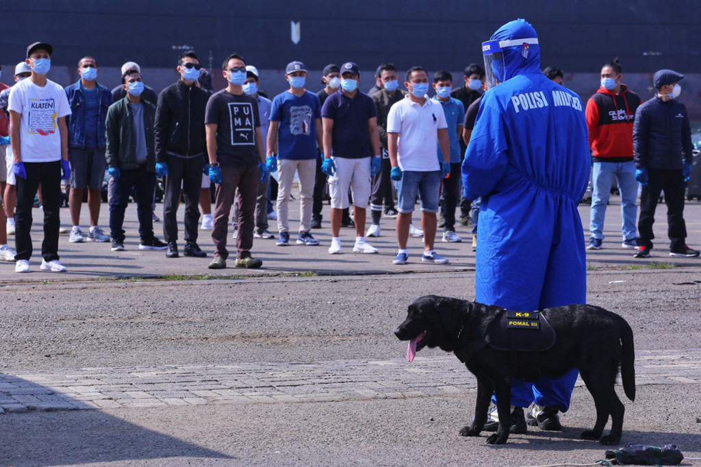 Kemudian, mereka wajib menjalani isolasi mandiri selama 3-4 hari dengan ketentuan per orang menempati satu kamar hotel, kemudian dilanjutkan isolasi mandiri di kampung halaman masing-masing. 