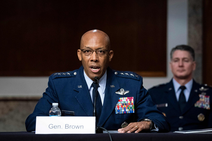 Saat seluruh wilayah AS tengah dilanda demonstrasi besar-besaran atas kasus rasisme pascapembunuhan George Floyd, Presiden Donald Trump menunjuk seorang jenderal kulit hutam menjadi KSAU. Penunjukan Jenderal Charles Brown disetujui Senat AS dengan suara bulat 98-0.