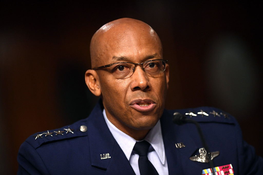Charles Brown tercatat dalam sejarah menjadi orang keturunan Afrika-Amerika pertama yang memimpin salah satu dari enam angkatan bersenjata Pentagon.