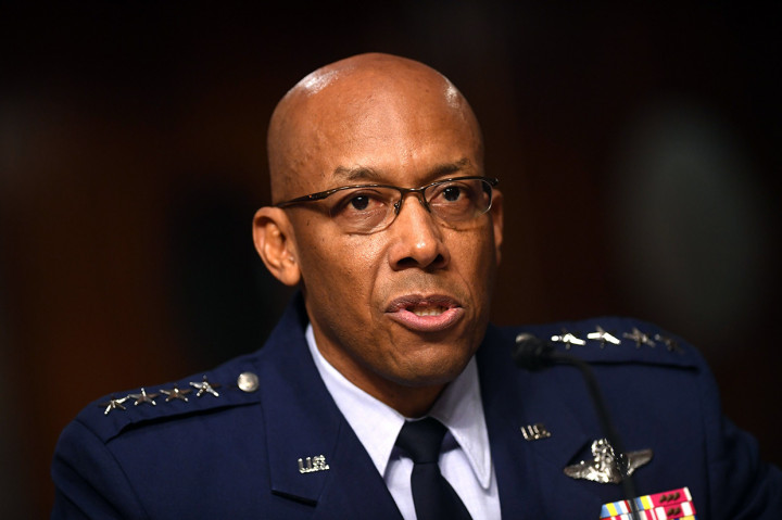 Charles Brown tercatat dalam sejarah menjadi orang keturunan Afrika-Amerika pertama yang memimpin salah satu dari enam angkatan bersenjata Pentagon.