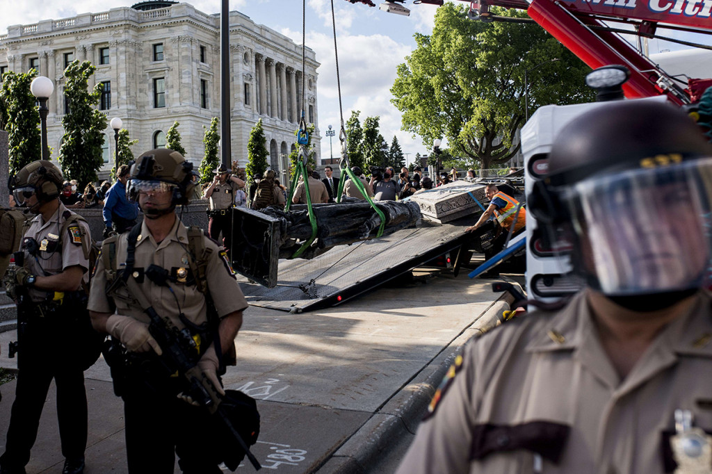 Sementara di St Paul, Minnesota, patung Columbus juga ditumbangkan oleh para demonstran. Saat ini patung tersebut telah dievakuasi oleh para petugas.