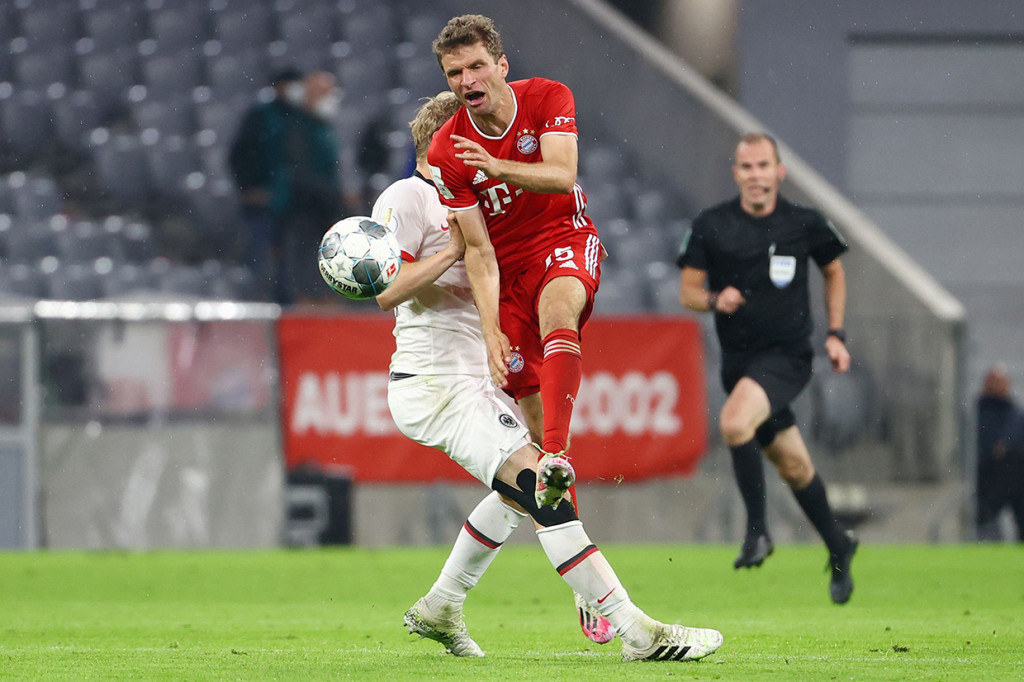 Bayern, terutama Thomas Mueller, tampil impresif sejak awal dan Frankfurt beruntung tidak kemasukan dengan beberapa peluang yang dimiliki tuan rumah.