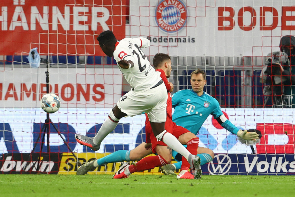 Setelah turun minum permainan Bayern mengendur, situasi tersebut dimanfaatkan oleh Frankfurt. Daichi Kamada mendapatkan ruang di dalam kotak penalti, dan bola operannya sukses disambar sesama pemain pengganti Danny Da Costa untuk menyamakan kedudukan pada menit ke-69.