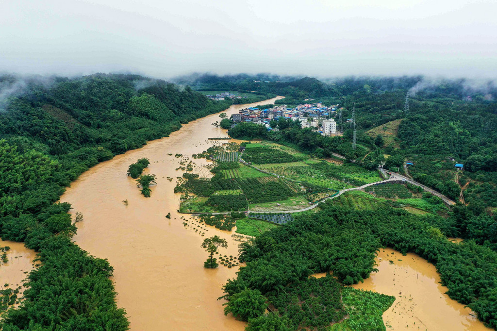 Banjir dan tanah longsor melanda wilayah Tiongkok selatan mengakibatkan ratusan ribu orang mengungsi, puluhan orang tewas atau hilang.