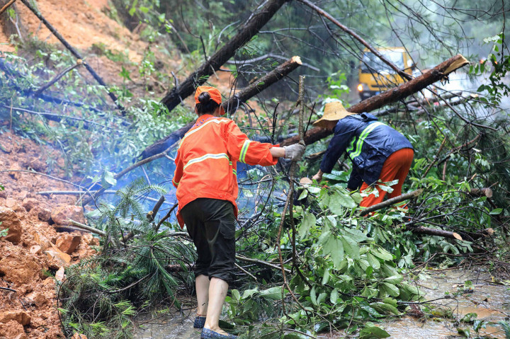 Di Wilayah Otonomi Guangxi Zhuang selatan, enam orang dilaporkan tewas dan satu orang hilang. Di Provinsi Hunan, setidaknya 13 orang terbunuh dalam bencana yang dipicu hujan, dan delapan lainnya hilang atau tewas di Provinsi Guizhou barat daya, menurut departemen tanggap darurat setempat.