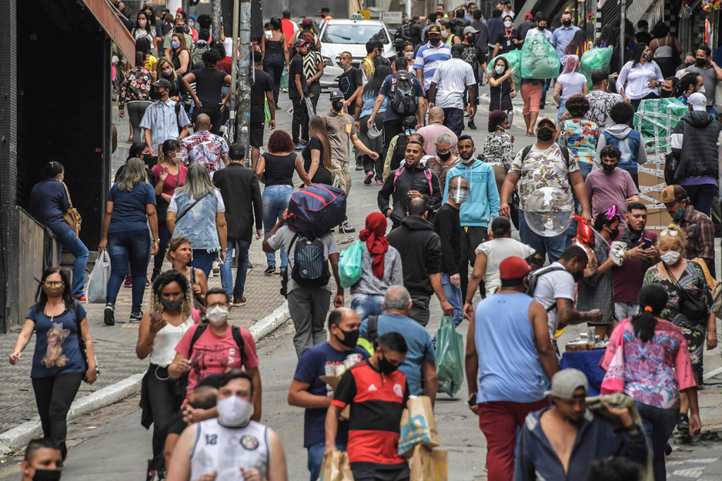 Sao Paulo, yang menjadi episentrum pandemi di Brazil, mencatat 340 kematian baru dalam 24 jam terakhir sehingga menambah total menjadi 9.862 kematian, menurut kantor gubernur. Angka tersebut seperempat dari jumlah total kematian di Brasil.