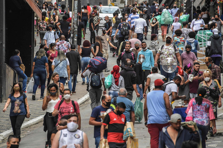 Sao Paulo, yang menjadi episentrum pandemi di Brazil, mencatat 340 kematian baru dalam 24 jam terakhir sehingga menambah total menjadi 9.862 kematian, menurut kantor gubernur. Angka tersebut seperempat dari jumlah total kematian di Brasil.