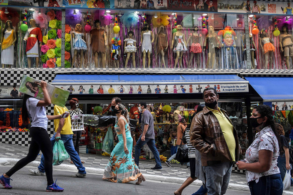 Para pembeli memadati jalan tersebut. Toko-toko hanya memperbolehkan mereka yang menggunakan masker dan menyediakan hand sanitizer. Beberapa toko juga menerapkan pemeriksaan suhu tubuh pengunjung di pintu masuk.