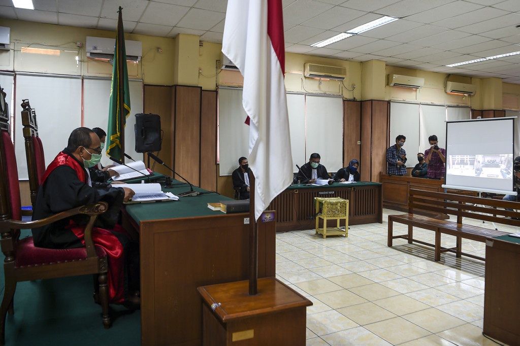 Para terdakwa terbukti menurut hukum secara sah dan meyakinkan bersama-sama melakukan penganiayaan berat yang dilakukan dengan rencana terlebih dahulu, sehingga menyebabkan Novel mengalami luka berat. Perbuatan itu dilakukan karena terdakwa menganggap Novel telah mengkhianati institusi Polri. 