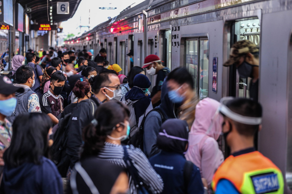 Sejumlah penumpang beraktivitas di Stasiun Tanah Abang, Jakarta, Kamis, 11 Juni 2020.
