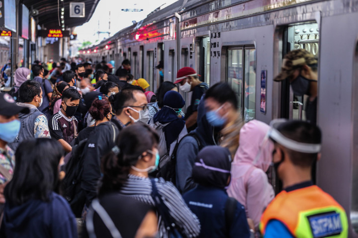 Sejumlah penumpang beraktivitas di Stasiun Tanah Abang, Jakarta, Kamis, 11 Juni 2020.
