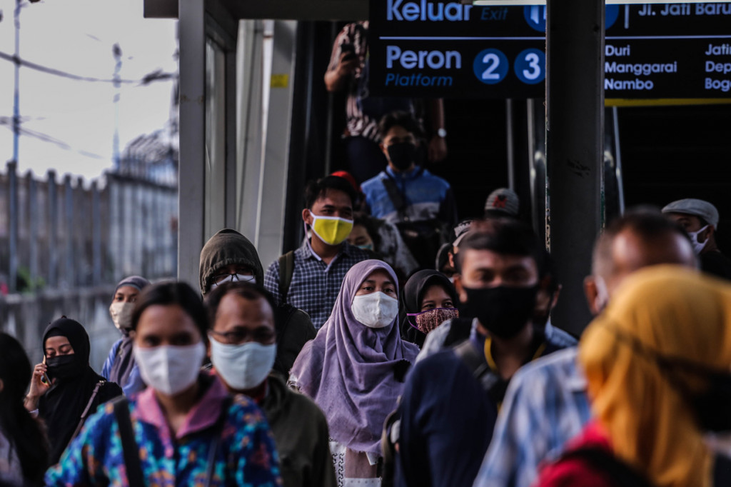 Meskipun Kementerian Perhubungan telah menghapus aturan pembatasan penumpang 50% dari kapasitas normal, PT Kereta Commuter Indonesia (KCI) tetap membatasi penumpang.