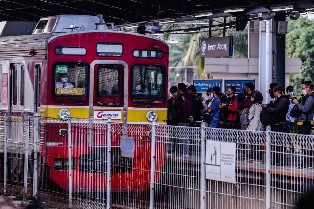 PT KCI tetap menerapkan jumlah penumpang sebanyak 35-40% atau sekitar 74 orang untuk tiap kereta. Hal itu untuk memastikan social distancing tetap terjaga.
