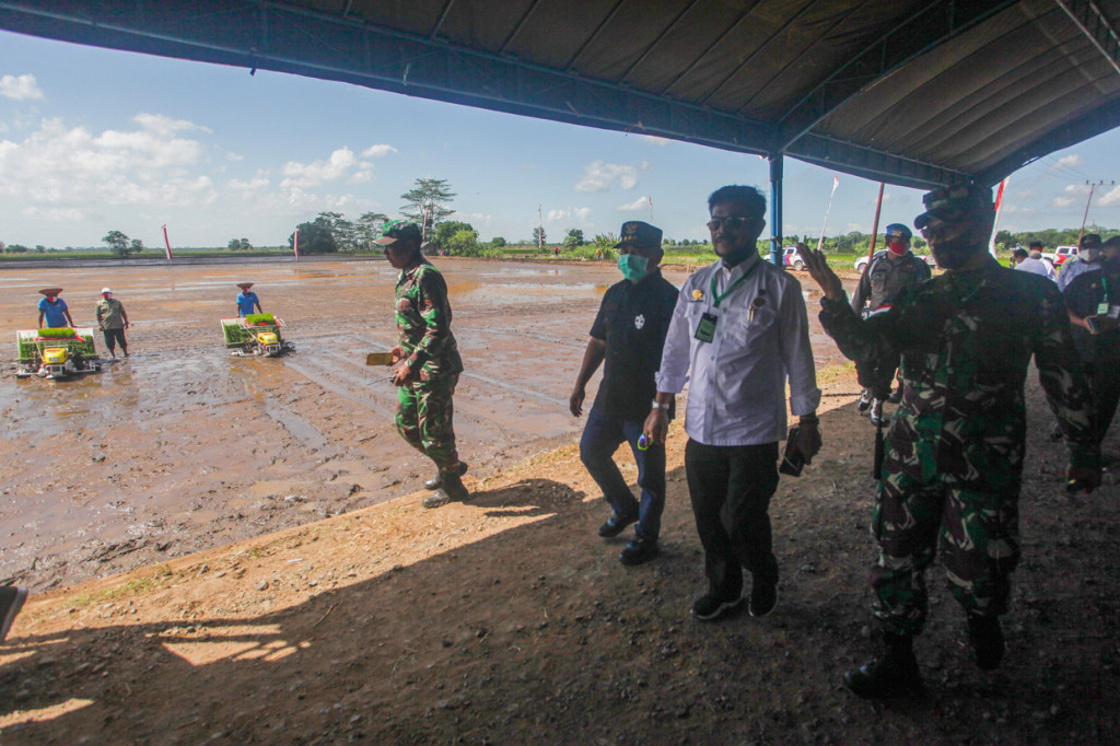 Menteri Pertanian Syahrul Yasin Limpo (tengah) berjalan bersama Gubernur Kalimantan Tengah Sugianto Sabran (kedua kiri) dan Panglima Kodam XII Tanjungpura Mayjen TNI Nur Rahmad (kanan) saat melakukan kunjungan kerja di Desa Gadabung, Kabupaten Pulang Pisau, Kalimantan Tengah.