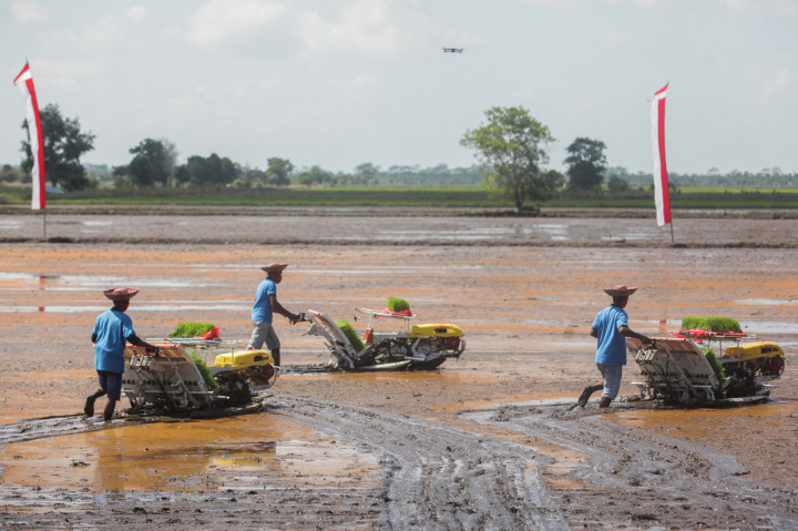 Sejumlah petani mempraktikkan bercocok tanam dengan alat mesin pertanian modern saat kunjungan kerja Menteri Pertanian Syahrul Yasin Limpo di Desa Gadabung, Kabupaten Pulang Pisau, Kalimantan Tengah.