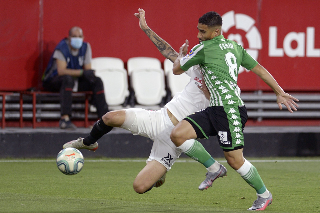 Menit-menit awal pertandingan yang digelar tanpa kehadiran penonton di Stadion Ramon Sanchez Pizjuan, Sevilla, Spanyol, Jumat, 12 Juni 2020 dini hari WIB itu berjalan cukup lambat. 