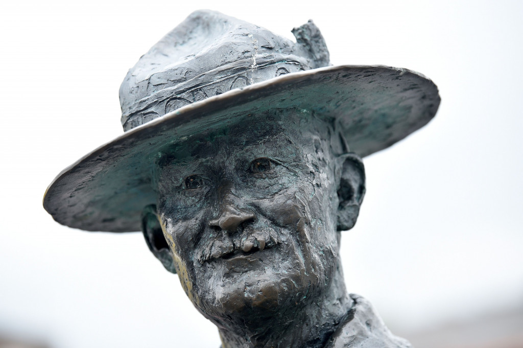 Baden-Powell pada 2007 didaulat sebagai orang ke-13 paling berpengaruh di Inggris pada abad ke-20. Meskipun ia dihormati banyak kalangan karena membentuk pramuka, sejumlah orang mengkritiknya karena pemikiran yang rasis. Ia juga pendukung Adolf Hitler dan paham fasis.