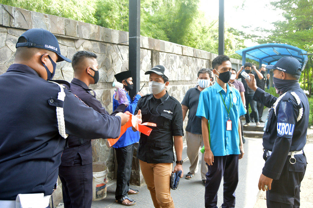 Pelaksanaan Salat Jumat kali ini tetap menerapkan protokol kesehatan ketat di antaranya pemeriksaan suhu tubuh jemaah sebelum memasuki masjid, jemaah juga wajib mengenakan masker, berwudu dari tempat kerja/rumah, membawa sajadah sendiri, perenggangan shaf, dan sebagainya.