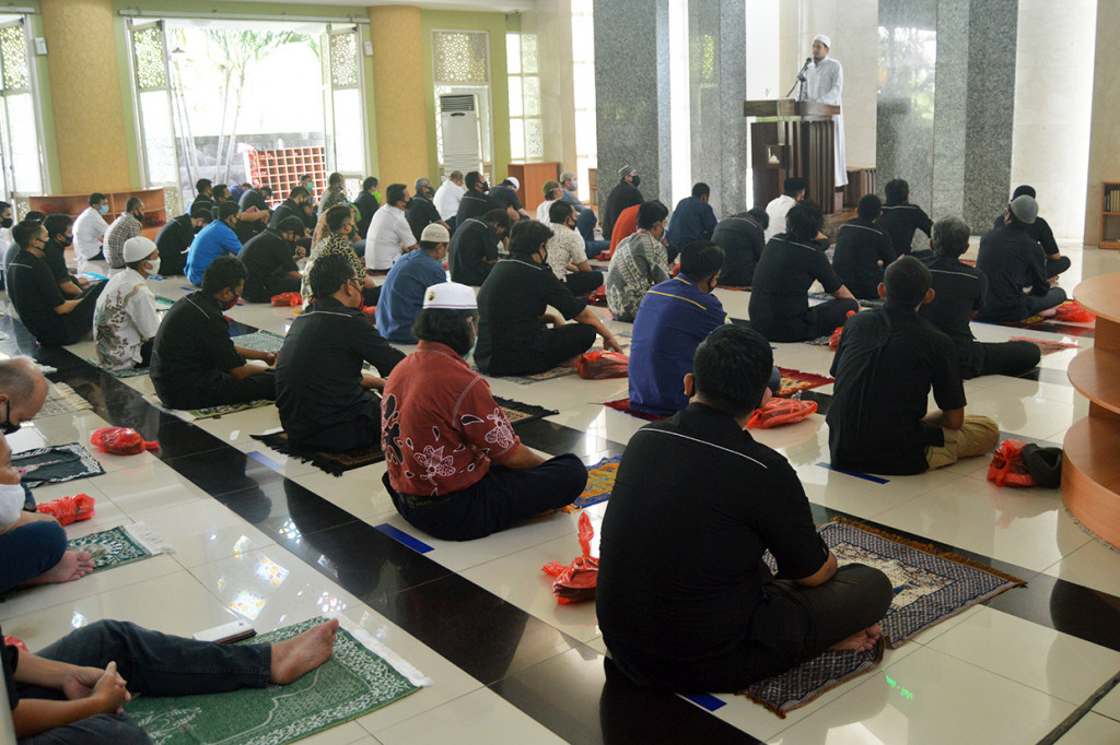 Jemaah juga mendapat kantong plastik untuk membawa alas kaki masing-masing, sementara jumlah jemaah dibatasi hanya sekitar 200 orang dari kapasitas 700 jemaah.