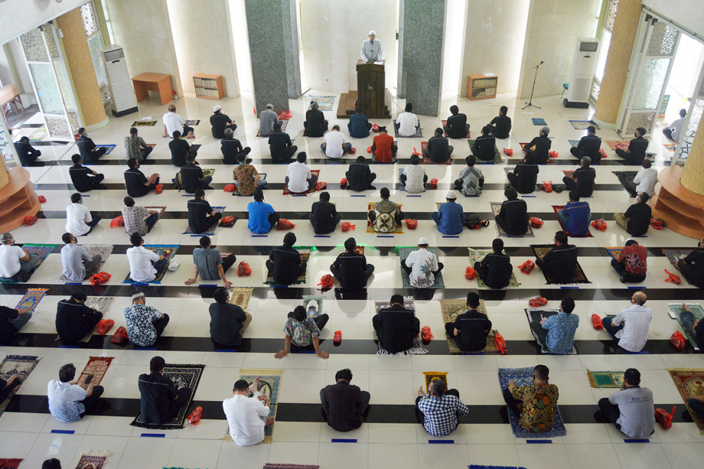 Umat Muslim mendengarkan khutbah Salat Jumat dengan menerapkan jaga jarak fisik di Masjid Nursiah Daud Paloh, Kompleks Media Group, Kedoya, Kebon Jeruk.
