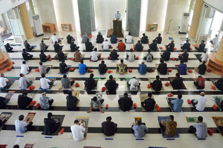 Umat Muslim mendengarkan khutbah Salat Jumat dengan menerapkan jaga jarak fisik di Masjid Nursiah Daud Paloh, Kompleks Media Group, Kedoya, Kebon Jeruk.