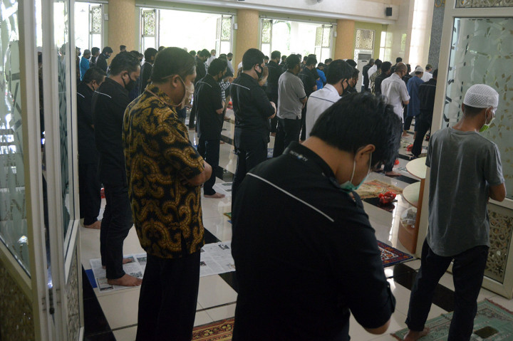 Umat Muslim melaksanakan Salat Jumat dengan menerapkan jaga jarak fisik di Masjid Nursiah Daud Paloh, Kompleks Media Group, Kedoya, Kebon Jeruk.