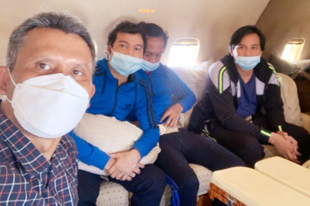 Ketiga WNI itu diculik bersamaan dengan seorang WN Korsel dan dua WN Senegal. Sebanyak 13 perompak bersenjata melakukan aksi penculikan tersebut sewaktu kapal korban tengah mencari dan menangkap ikan di perairan Santa Clara, Libreville, Republik Gabon. Kelompok perompak selanjutnya membawa mereka ke daratan Nigeria dan dijadikan sandera untuk dimintai tebusan.