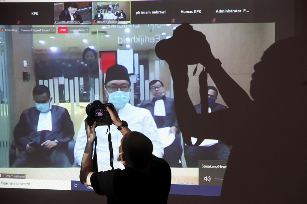 Terdakwa mantan Menteri Pemuda dan Olahraga Imam Nahrawi mendengarkan pembacaan tuntutan terhadap dirinya dalam persidangan secara virtual di Gedung Komisi Pemberantasan Korupsi (KPK), Jakarta, Jumat, 12 Juni 2020.