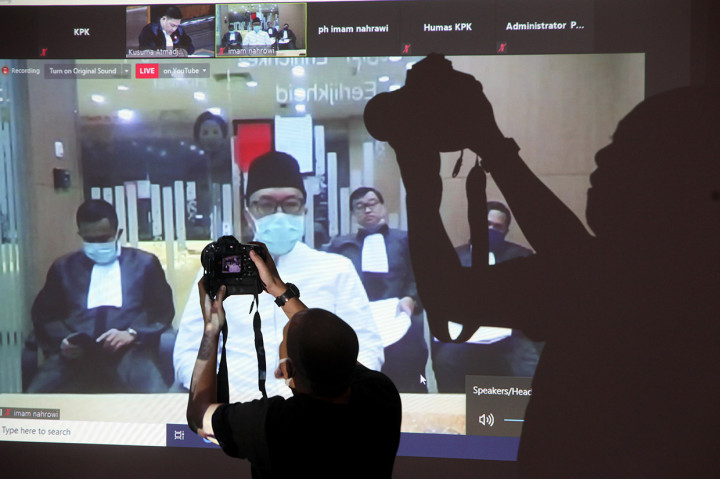 Terdakwa mantan Menteri Pemuda dan Olahraga Imam Nahrawi mendengarkan pembacaan tuntutan terhadap dirinya dalam persidangan secara virtual di Gedung Komisi Pemberantasan Korupsi (KPK), Jakarta, Jumat, 12 Juni 2020.