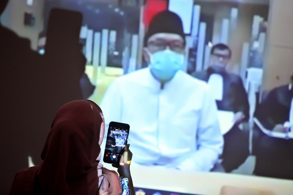 Imam dinilai terbukti menerima suap senilai Rp11,5 miliar dan gratifikasi sebesar Rp8,648 miliar dari sejumlah pejabat Kementerian Pemuda dan Olahraga serta Komite Olahraga Nasional Indonesia (KONI).