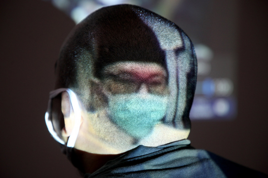 Jaksa juga mewajibkan Nahrawi membayar uang pengganti sebesar Rp19.154.203.882 yaitu senilai suap dan gratifikasi yang dinikmati Nahrawi.