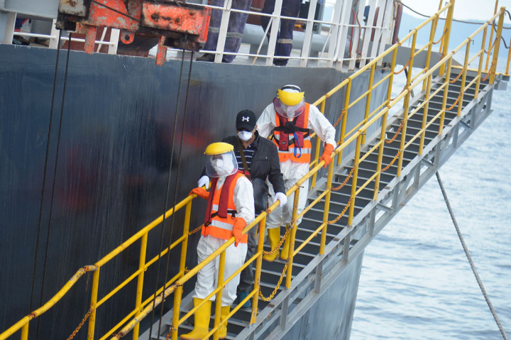Personel Tim Medis Karantina bersama Anggota Basarnas mengenakan alat pelindung diri (APD) saat mengevakuasi anak buah kapal (ABK) asal Filipina, Marlo Delgado Bolivar dari Kapal Tangker MV Loch Long berbendera Panama ke kapal KN SAR Kresna di perairan Teluk Benggala, Pulau Aceh, Aceh, Jumat, Jumat, 12 Juni 2020.