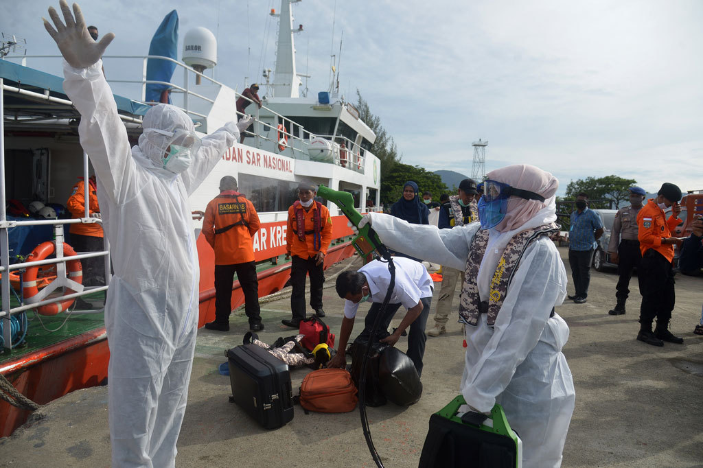 Evakuasi ABK MV Loch Long bernama Marlo Delgado Bolivar, 49, warga negara Filipina tersebut menerapkan protokol kesehatan pencegahan penyebaran covid-19 secara ketat. Usai evakuasi, seluruh tim gabungan, termasuk awak kapal KN SAR Kresna yang terlibat dalam proses evakuasi disemprotkan cairan disinfektan.