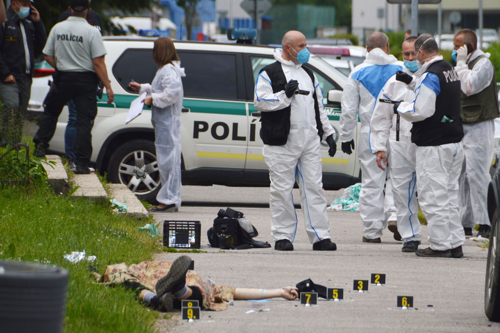 Petugas foerensik kepolisian Slovakia melakukan penyelidikan di dekat tubuh seorang penyerang yang ditembak mati di luar sekolah dasar di Kota Vrutky, Kamis, 11 Juni 2020.