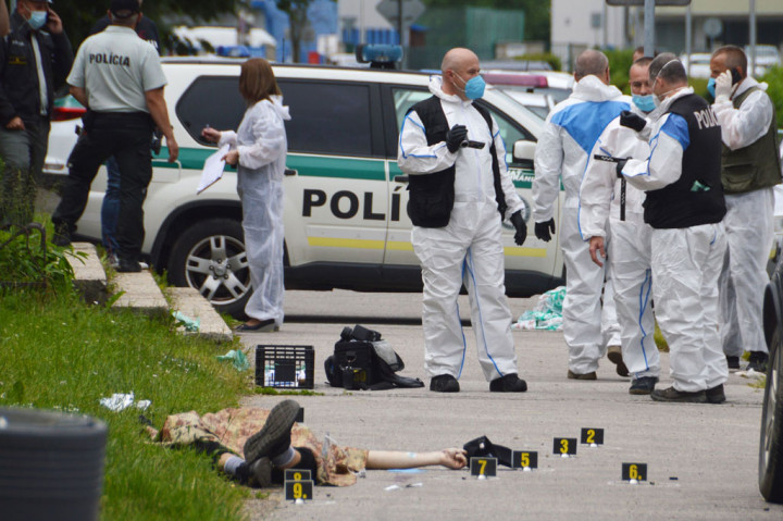 Petugas foerensik kepolisian Slovakia melakukan penyelidikan di dekat tubuh seorang penyerang yang ditembak mati di luar sekolah dasar di Kota Vrutky, Kamis, 11 Juni 2020.
