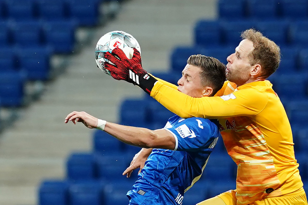 Pemain kedua kesebelasan saling berbalas serangan di awal laga.