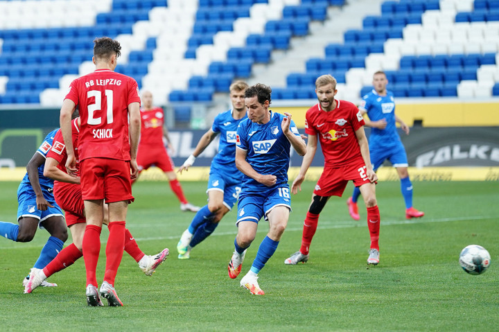 Leipzig kemudian memecah kebuntuan melalui serangan pertama mereka pada menit kesembilan. Daniel Olmo memaksimalkan peluang yang dikreasikan Nordi Mukiele untuk membawa Leipzig memimpin.