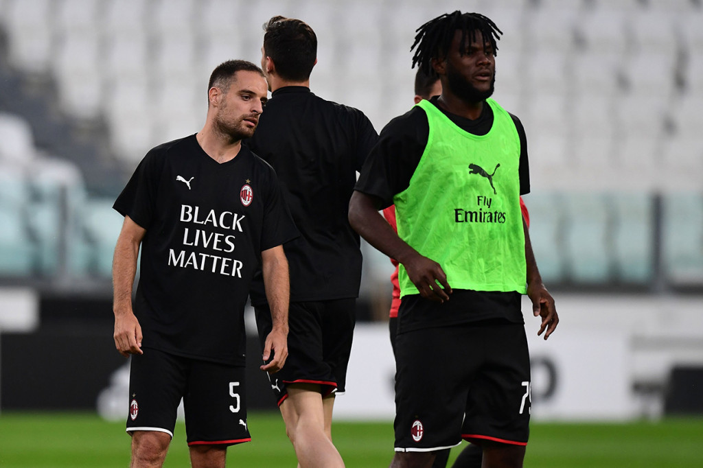 I Rossoneri  mengenakan kaus pemanasan bertuliskan 'Black Lives Matter' sedangkan kaus para pemain Juve bertuliskan 'No to racism'.