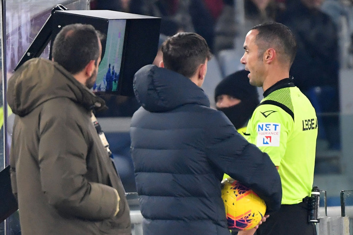 Juve mendapat hadiah penalti pada menit ke-16, setelah wasit Daniele Orsato melihat VAR dan memutuskan bahwa tangan Andrea Conti mengenai bola di kotak terlarang.