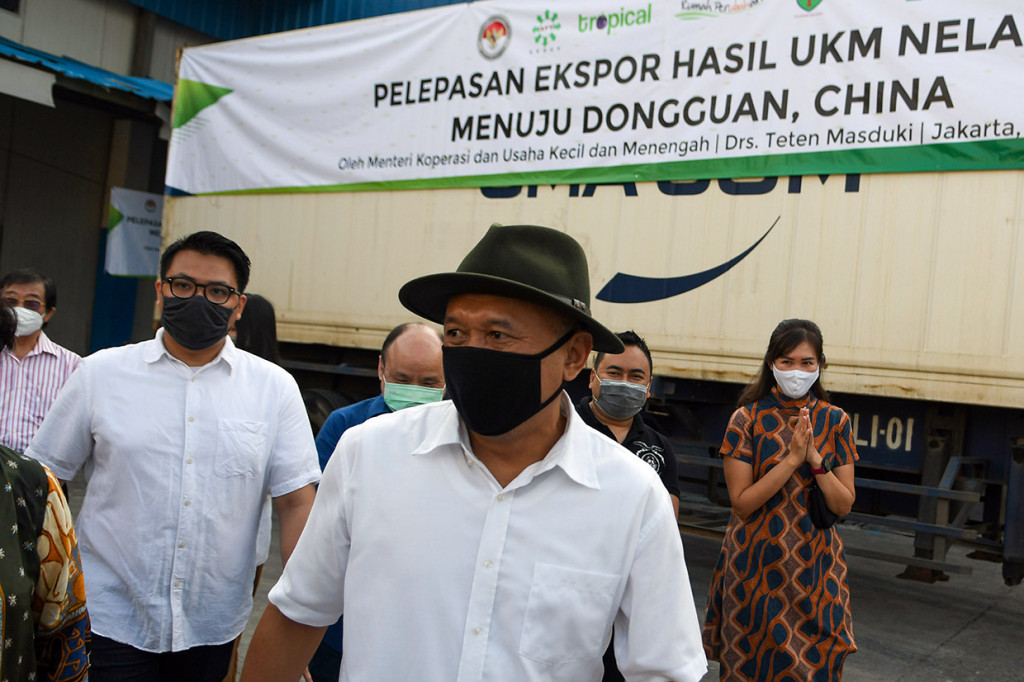 Menteri Koperasi dan UKM Teten Masduki usai meninjau produk perikanan di sela melepas ekspor hasil usaha kecil dan menengah (UKM) nelayan menuju Dongguan, Tiongkok di Muara Baru, Penjaringan, Jakarta, Sabtu, 13 Juni 2020. 