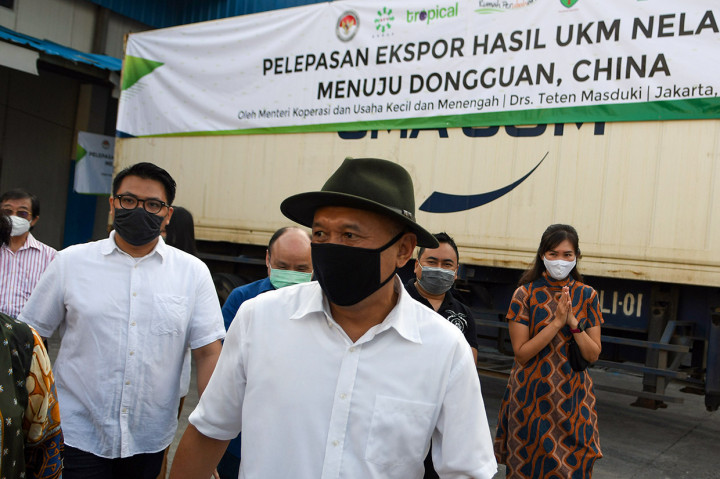 Menteri Koperasi dan UKM Teten Masduki usai meninjau produk perikanan di sela melepas ekspor hasil usaha kecil dan menengah (UKM) nelayan menuju Dongguan, Tiongkok di Muara Baru, Penjaringan, Jakarta, Sabtu, 13 Juni 2020. 