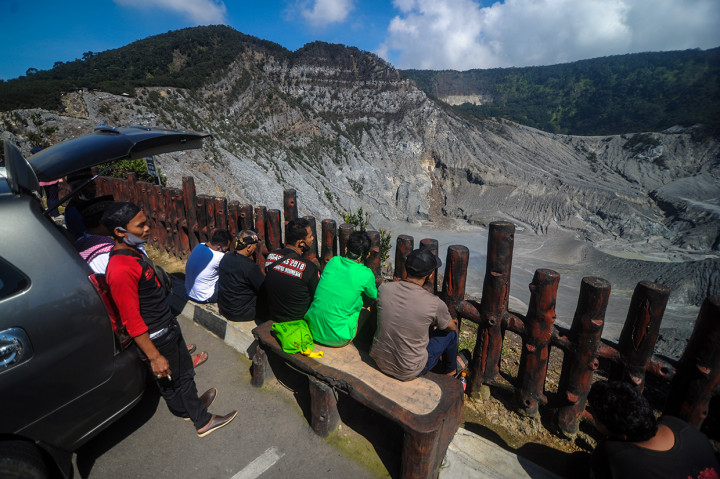 Setelah tiga bulan berhenti beroperasi akibat pandemi covid-19, Taman Wisata Alam (TWA) Tangkuban Parahu di Kabupaten Subang, Jawa Barat, kembali dibuka untuk wisatawan, Sabtu, 13 Juni 2020.