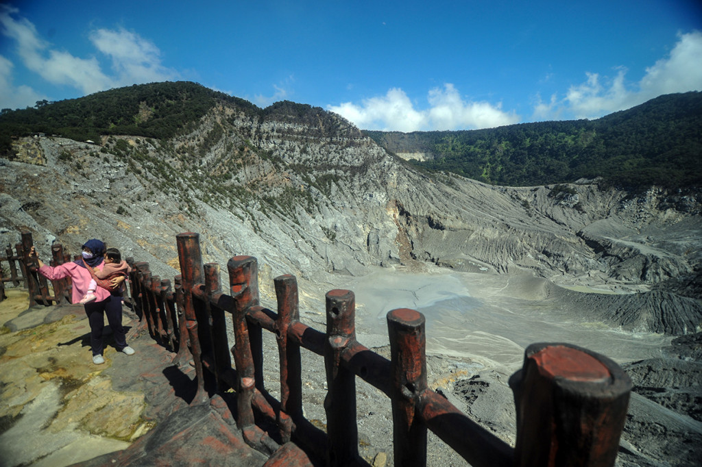 Selama kunjungan ke Tangkuban parahu, wisatawan harus disiplin mematuhi protokol kesehatan, di antaranya memakai masker, jaga jarak, cuci tangan, dan lain sebagainya.