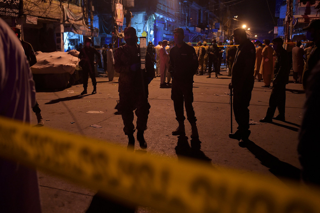 Personel keamanan Pakistan berkumpul berjaga-jaga di lokasi ledakan bom, di Rawalpindi pada Jumat, 12 Juni 2020 malam.