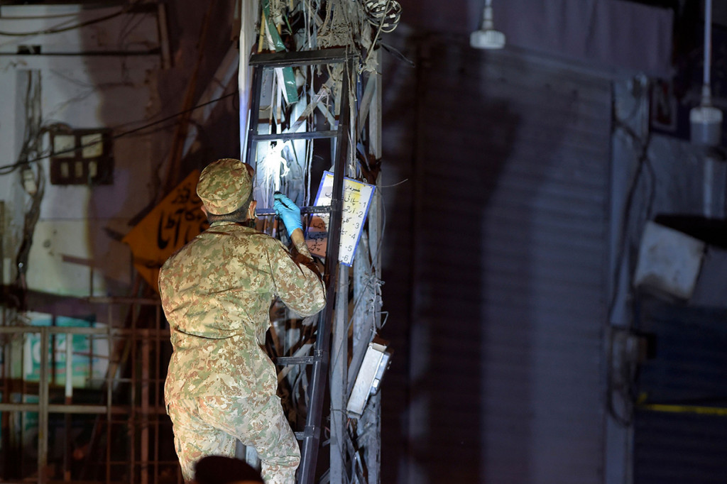 Tidak ada kelompok yang mengaku bertanggung jawab atas ledakan tersebut. Hassan mengatakan itu adalah upaya terorisme terorganisir.
