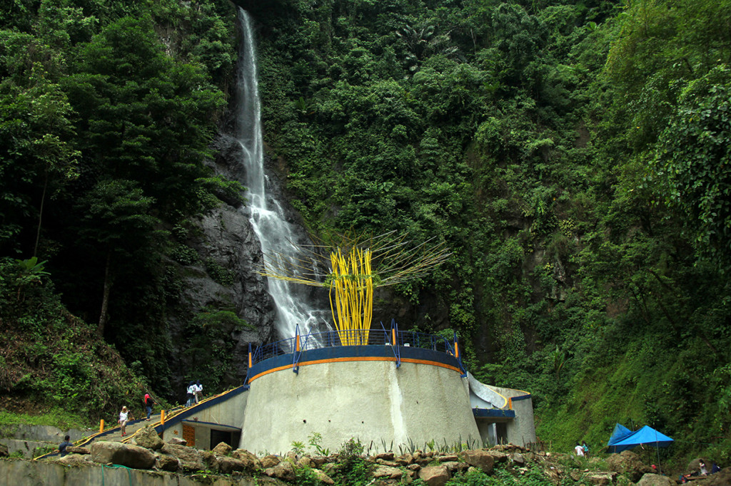 Air terjun Tamasapi, Mamuju merupakan destinasi wisata alam yang menawarkan kesejukan alam dan ramai dikunjungi wisatawan saat new normal seperti saat ini dan akhir pekan.